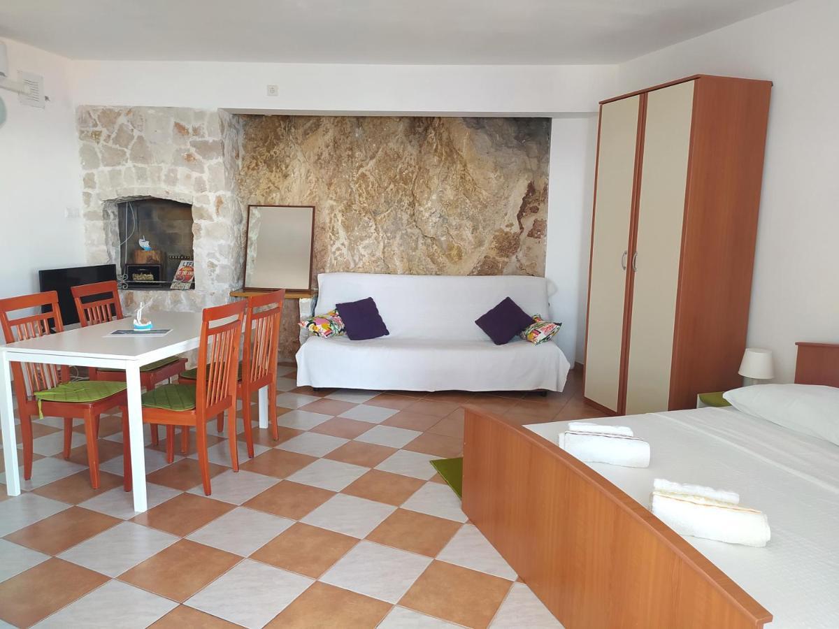 Apartmani Stine Donji Okrug  Exteriör bild